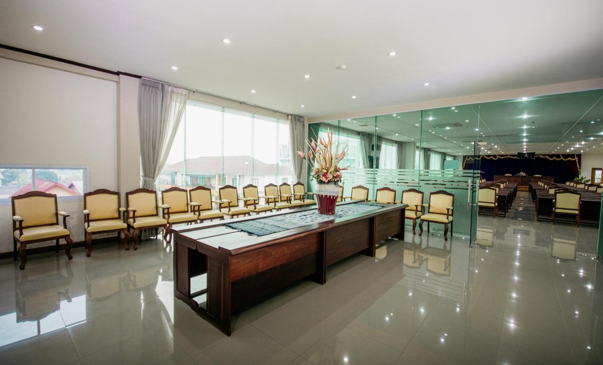Sisombat Plaza Hotel Vang Vieng Exterior foto