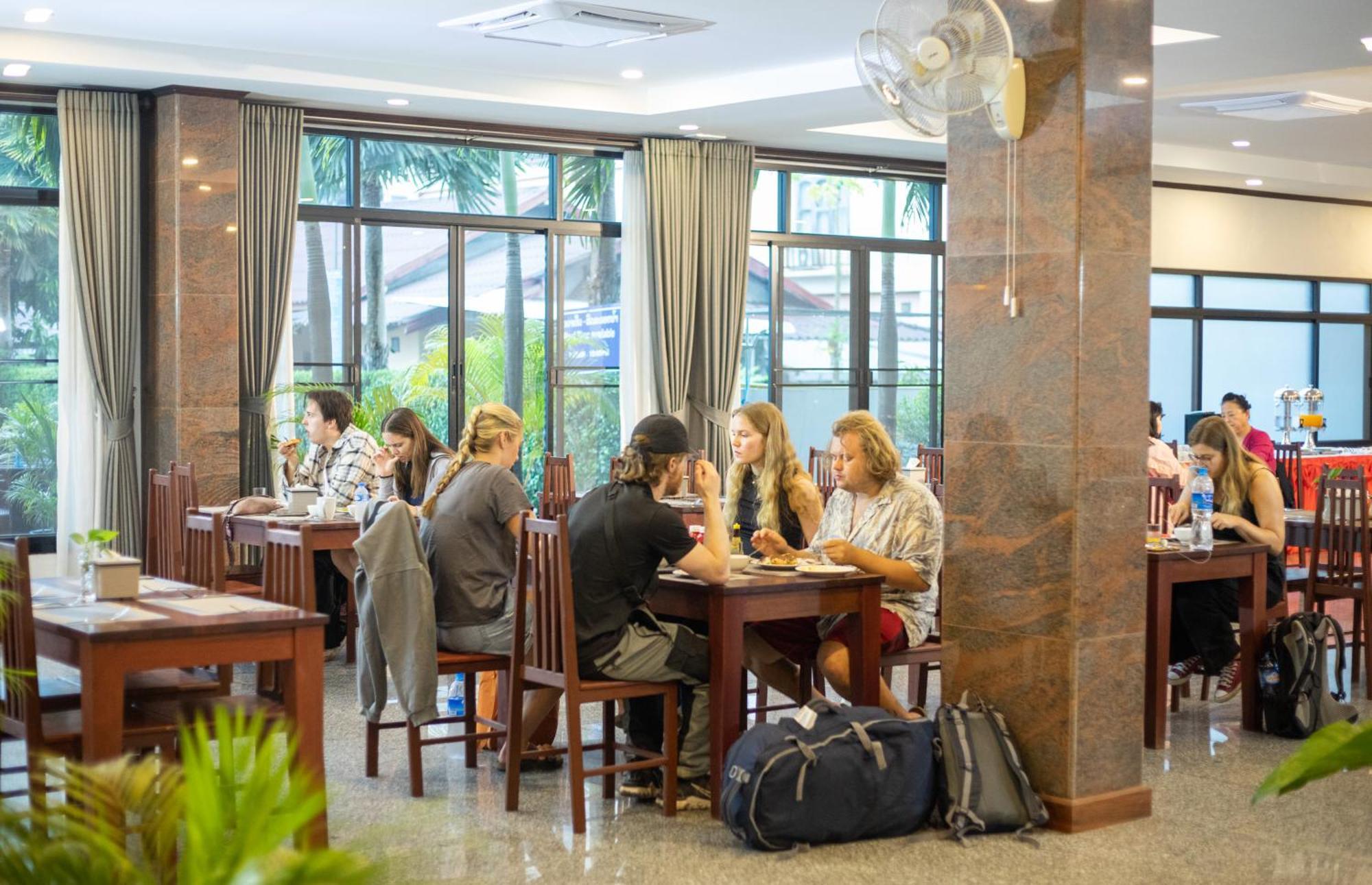 Sisombat Plaza Hotel Vang Vieng Exterior foto