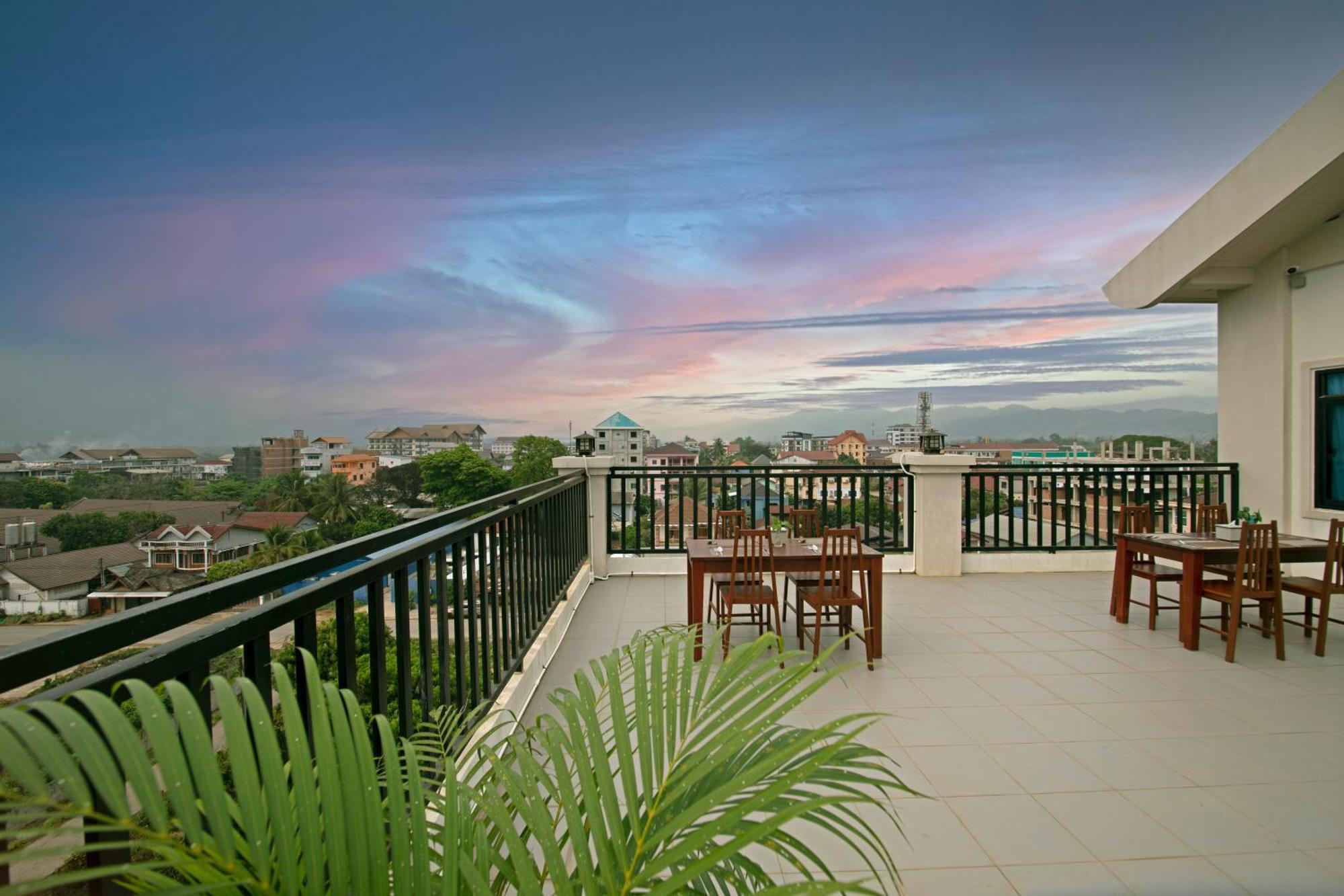 Sisombat Plaza Hotel Vang Vieng Exterior foto