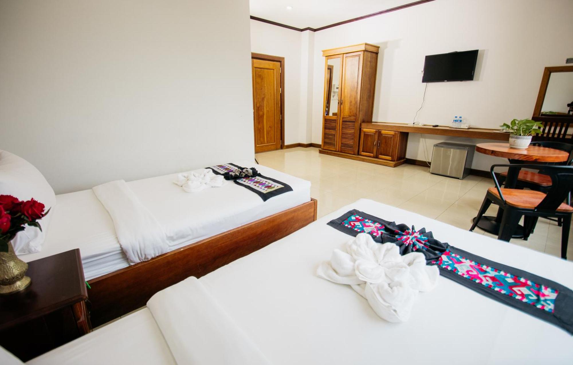Sisombat Plaza Hotel Vang Vieng Exterior foto