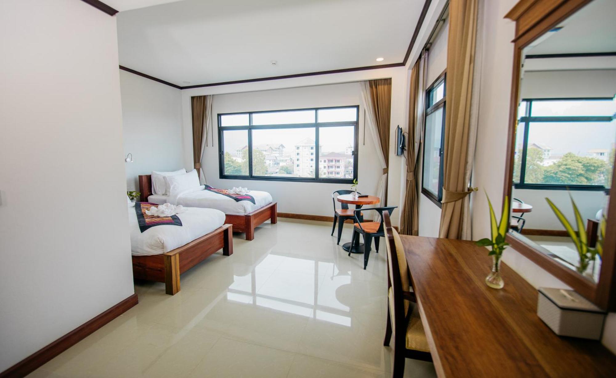 Sisombat Plaza Hotel Vang Vieng Exterior foto